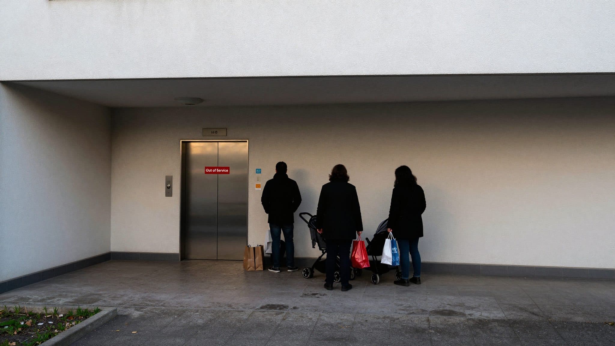 So oft bleibt der Aufzug stecken – und was du dann tun solltest