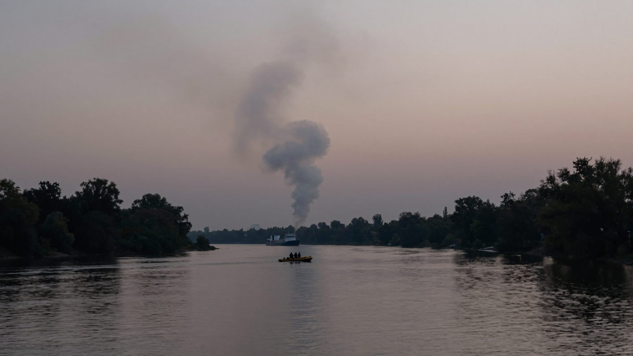 Sportboot fängt auf der Donau Feuer – Bootsführer rettet sich mit Sprung ins Wasser