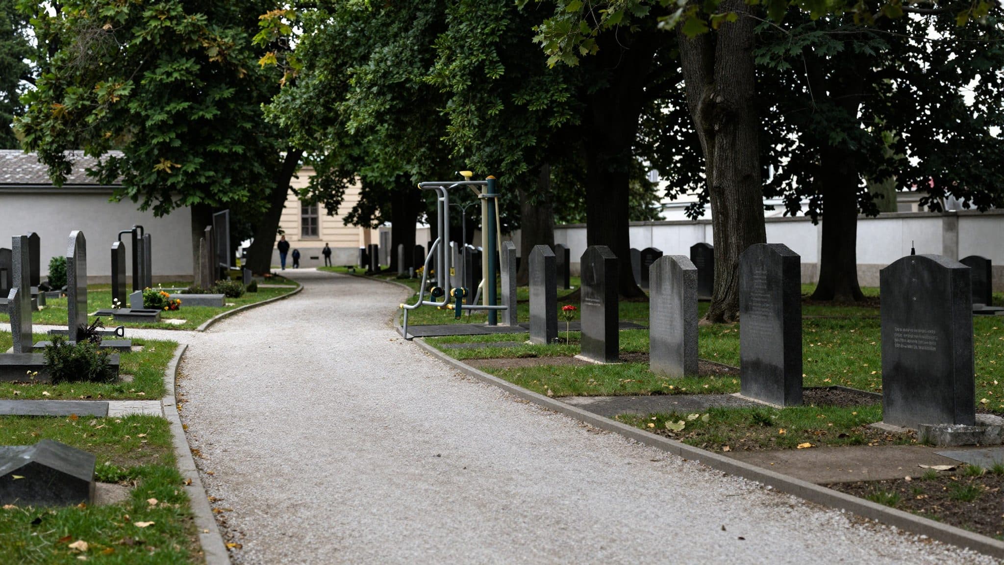 Fitnessgeräte auf einem Wiener Friedhof: Darum gibt es Streit
