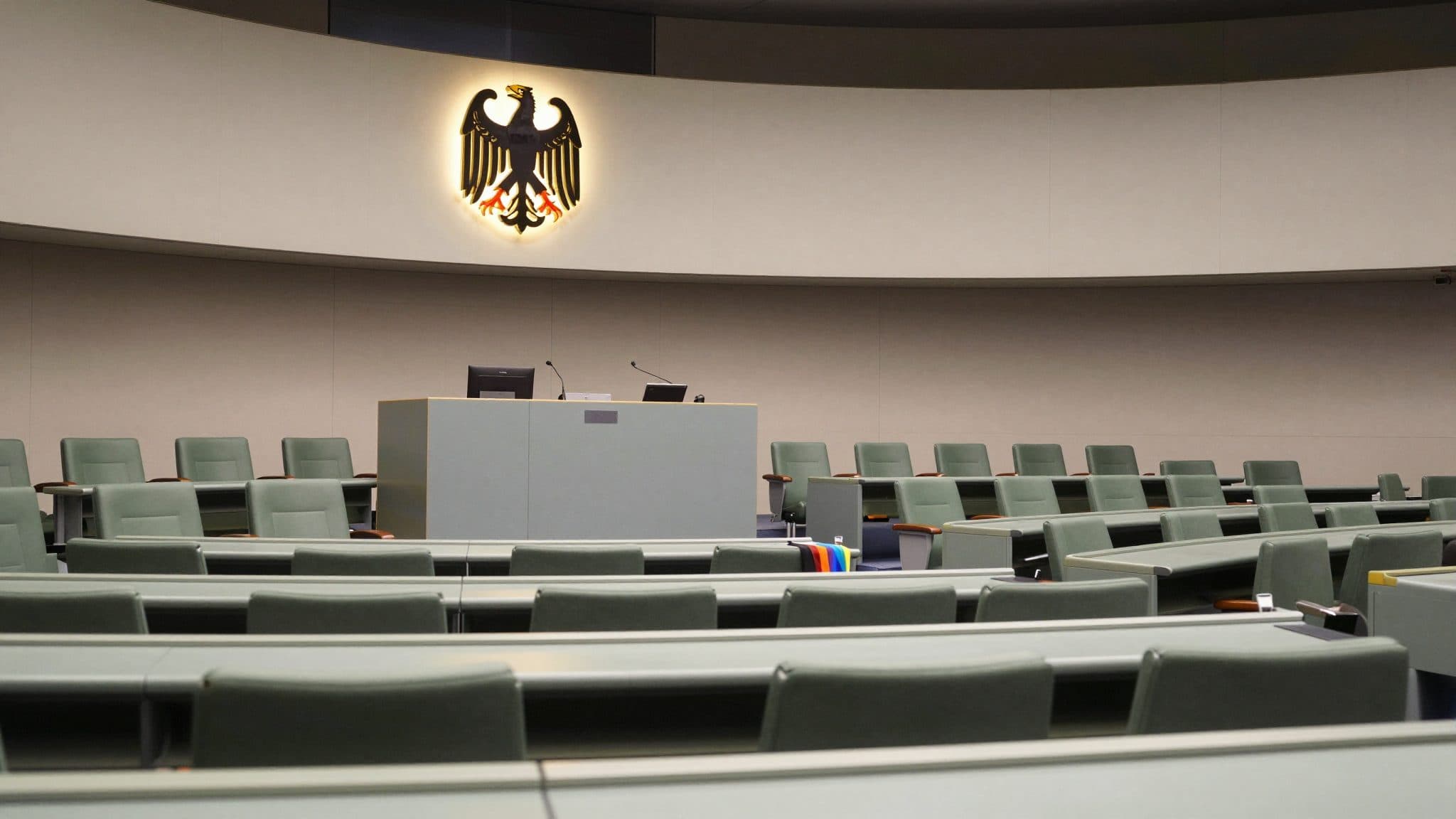 Streit um mehr Schutz für queere Menschen im Grundgesetz
