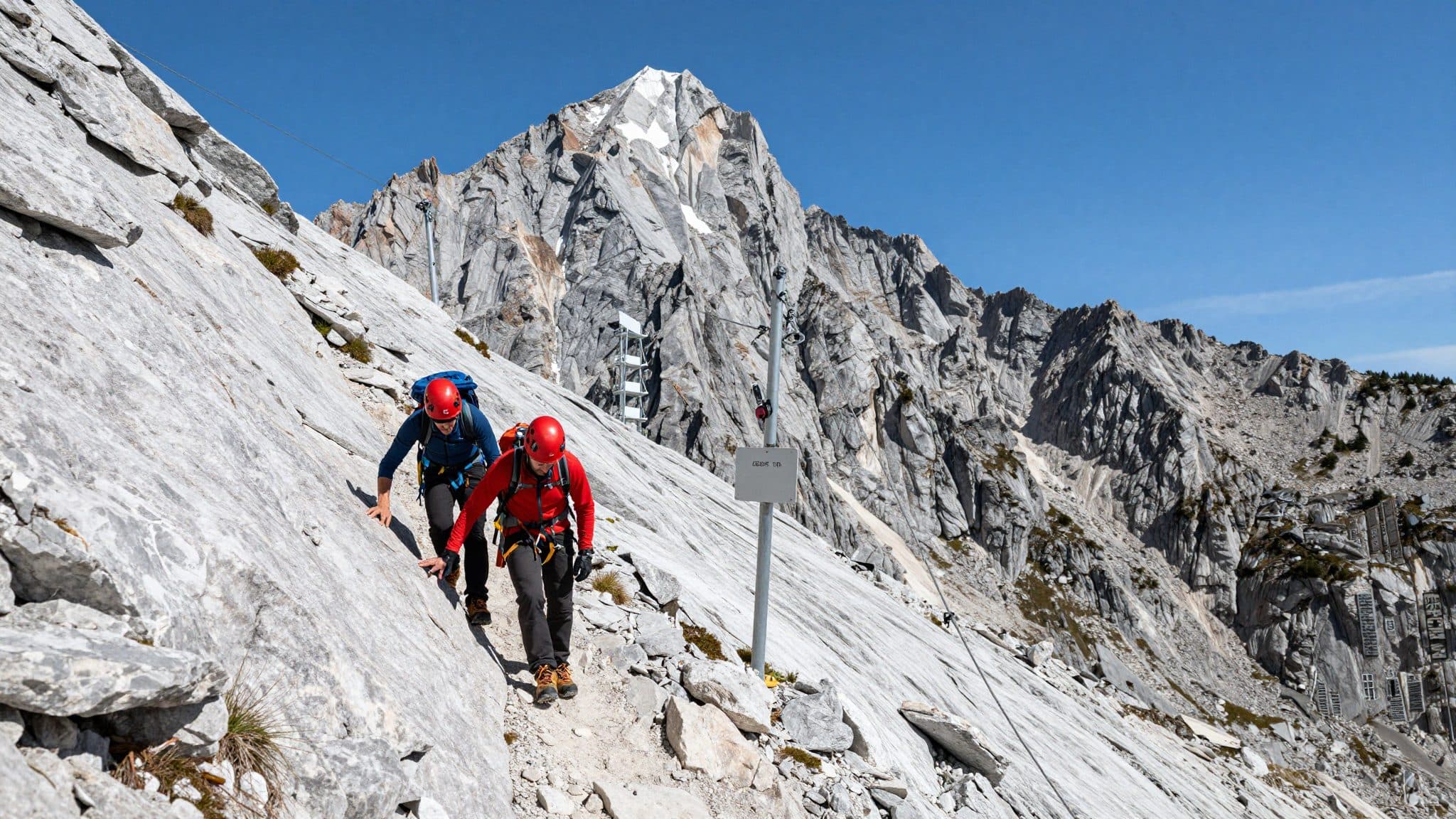 Betrunkener Mann ohne Ausrüstung auf Klettersteig unterwegs