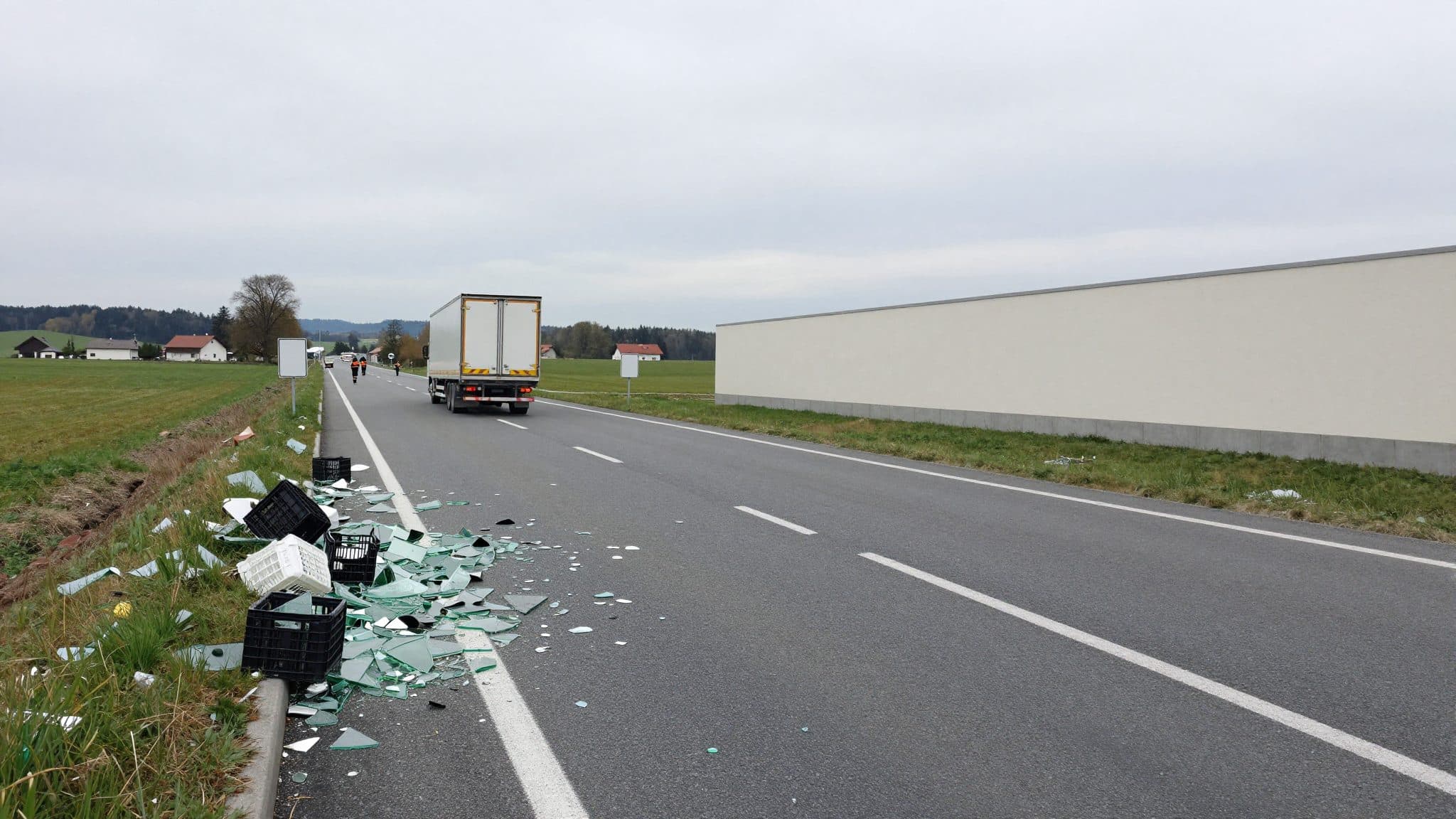 Lkw verliert Bierkisten: Kurioser Einsatz in der Steiermark