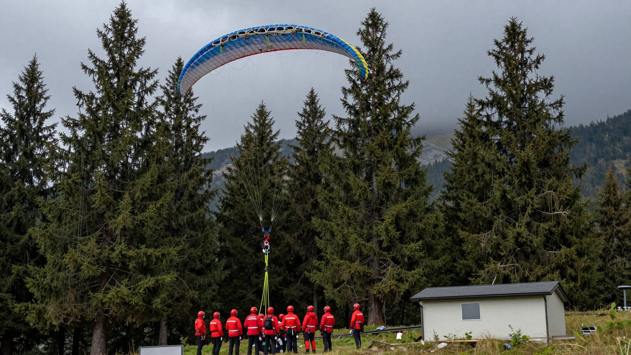 Paragleiterin im Lungau aus Baum gerettet